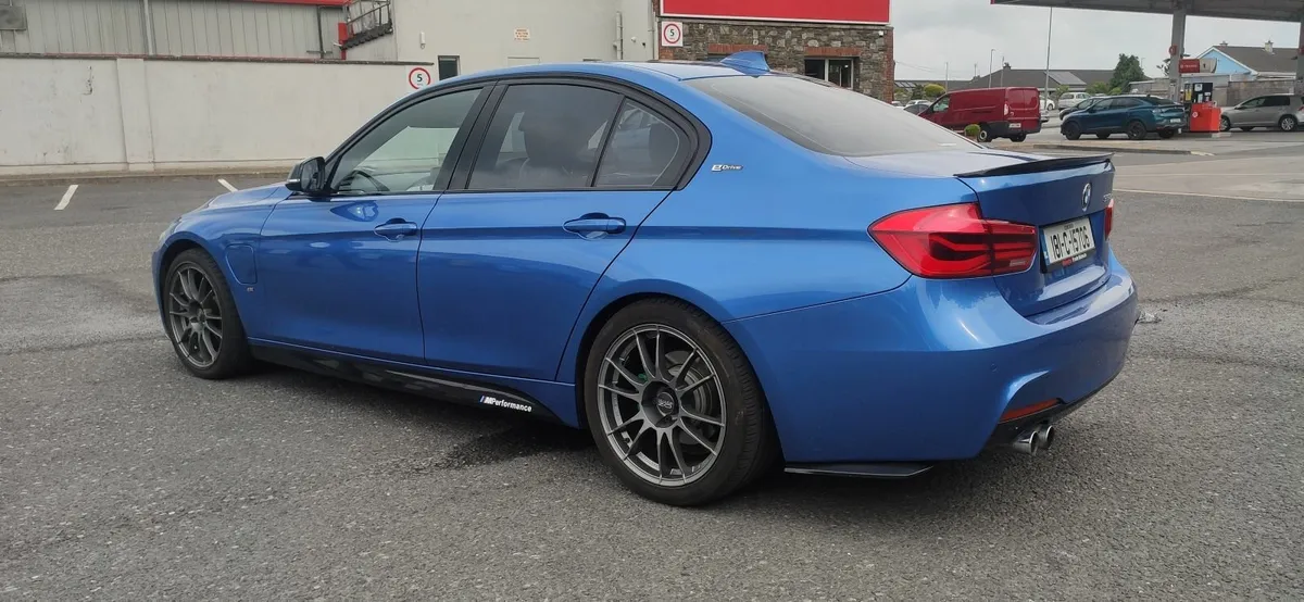 BMW 3-Series 2018 - Image 3