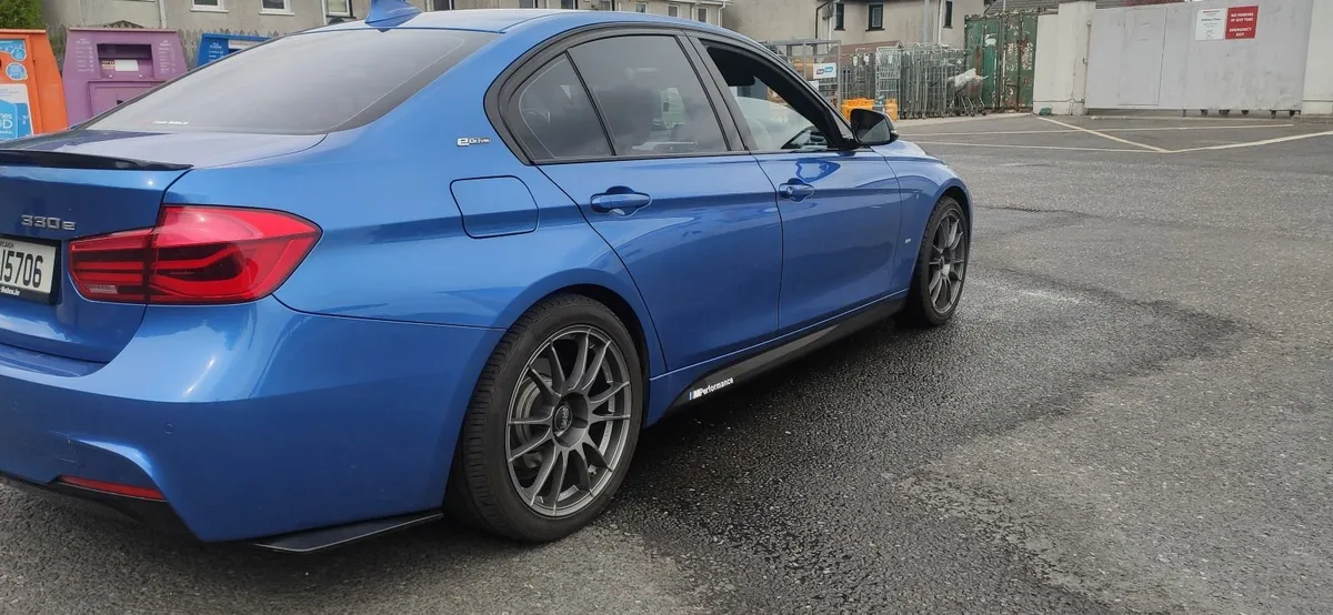 BMW 3-Series 2018 - Image 4