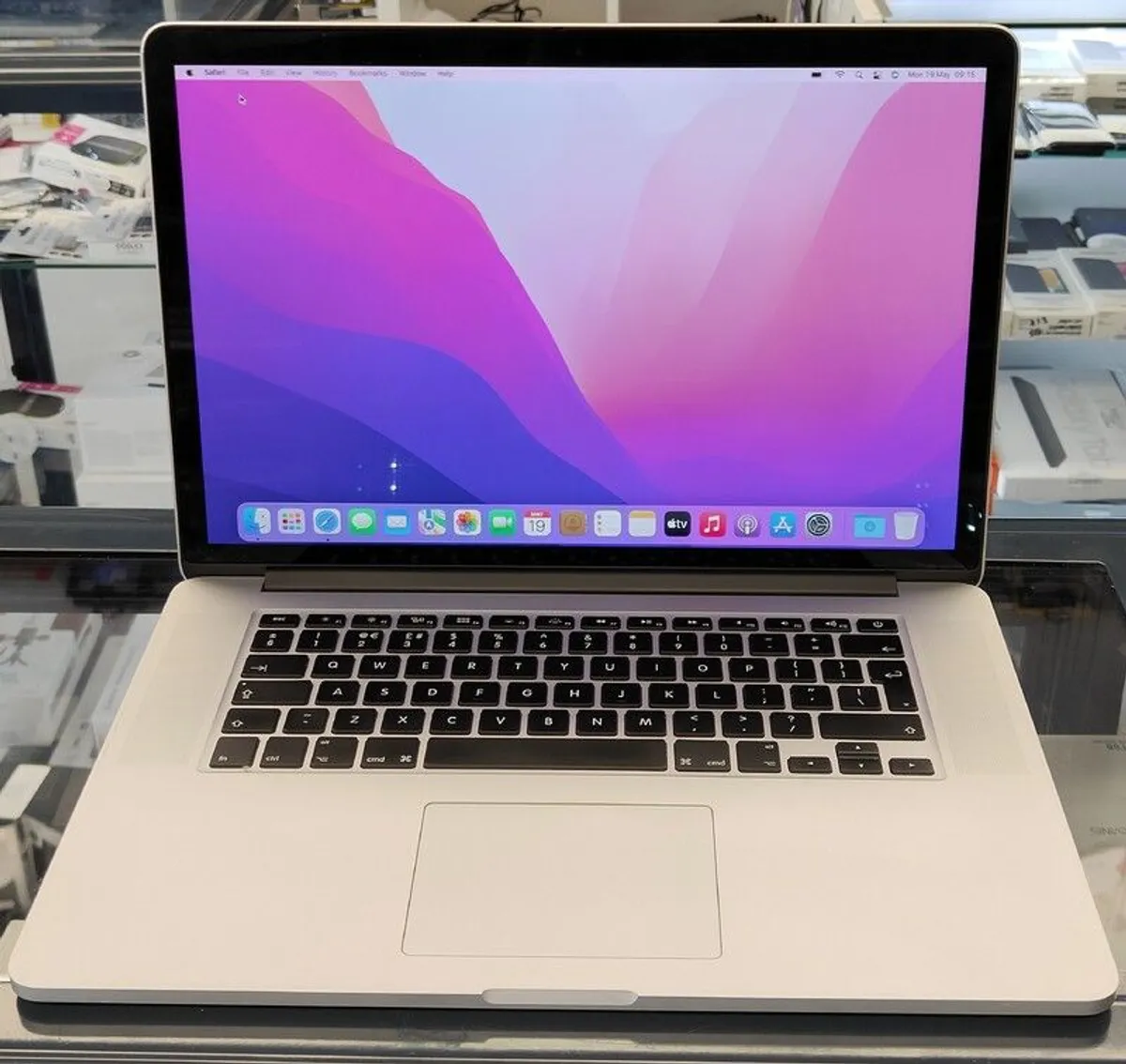 Apple MacBook Pro A1398 Retina 15.4" Mid 2015 256GB SSD 16GB Ram 2.50 GHz Core i7 macOS Monterey (Battery Cycle: 1276) - Image 1