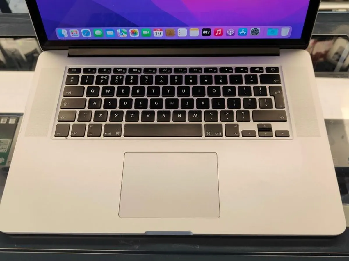 Apple MacBook Pro A1398 Retina 15.4" Mid 2015 256GB SSD 16GB Ram 2.50 GHz Core i7 macOS Monterey (Battery Cycle: 1276) - Image 4
