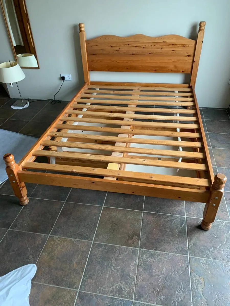 4' 6" pine double bed frame and 2 storage drawers - Image 1