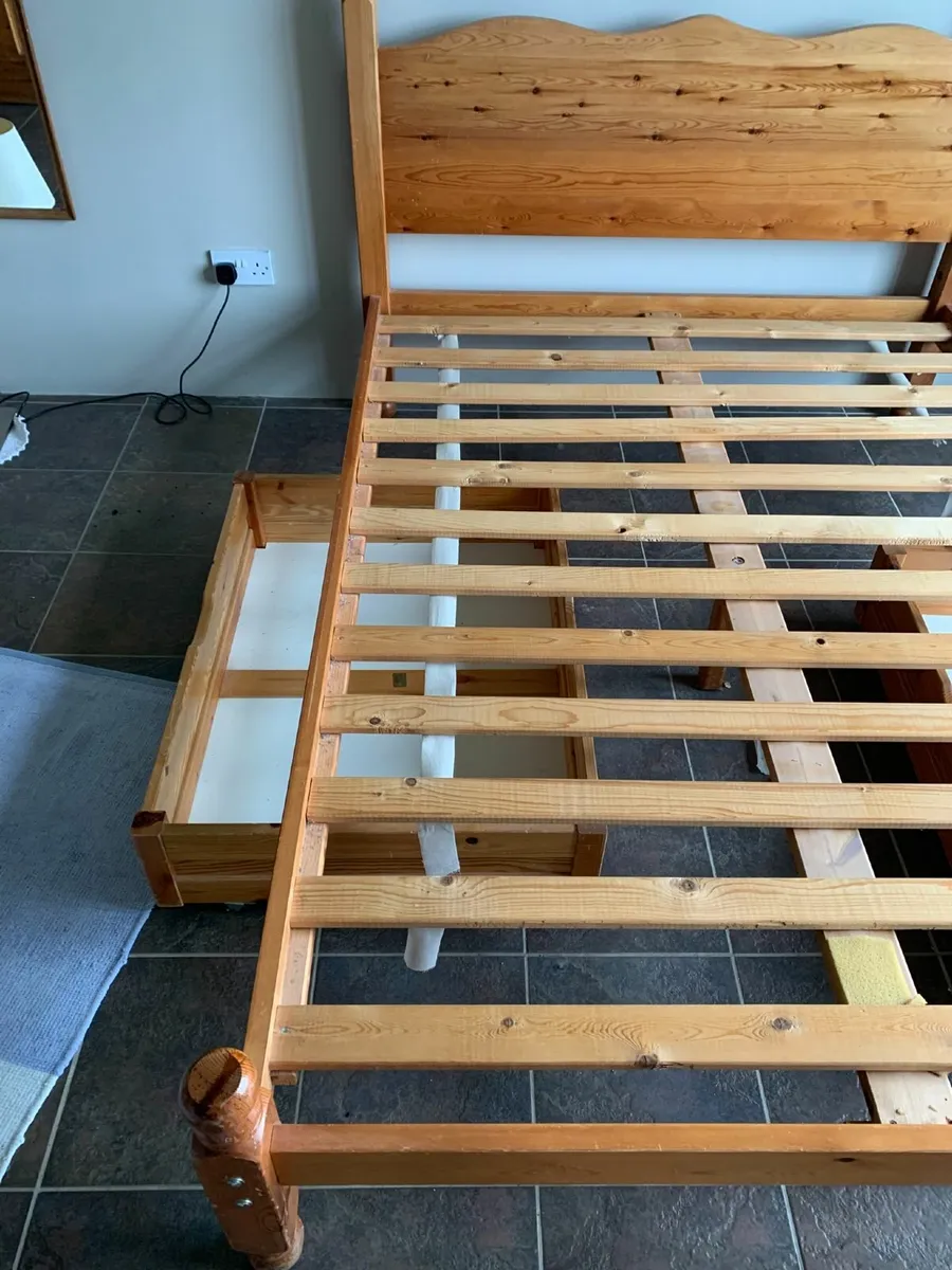 4' 6" pine double bed frame and 2 storage drawers - Image 2
