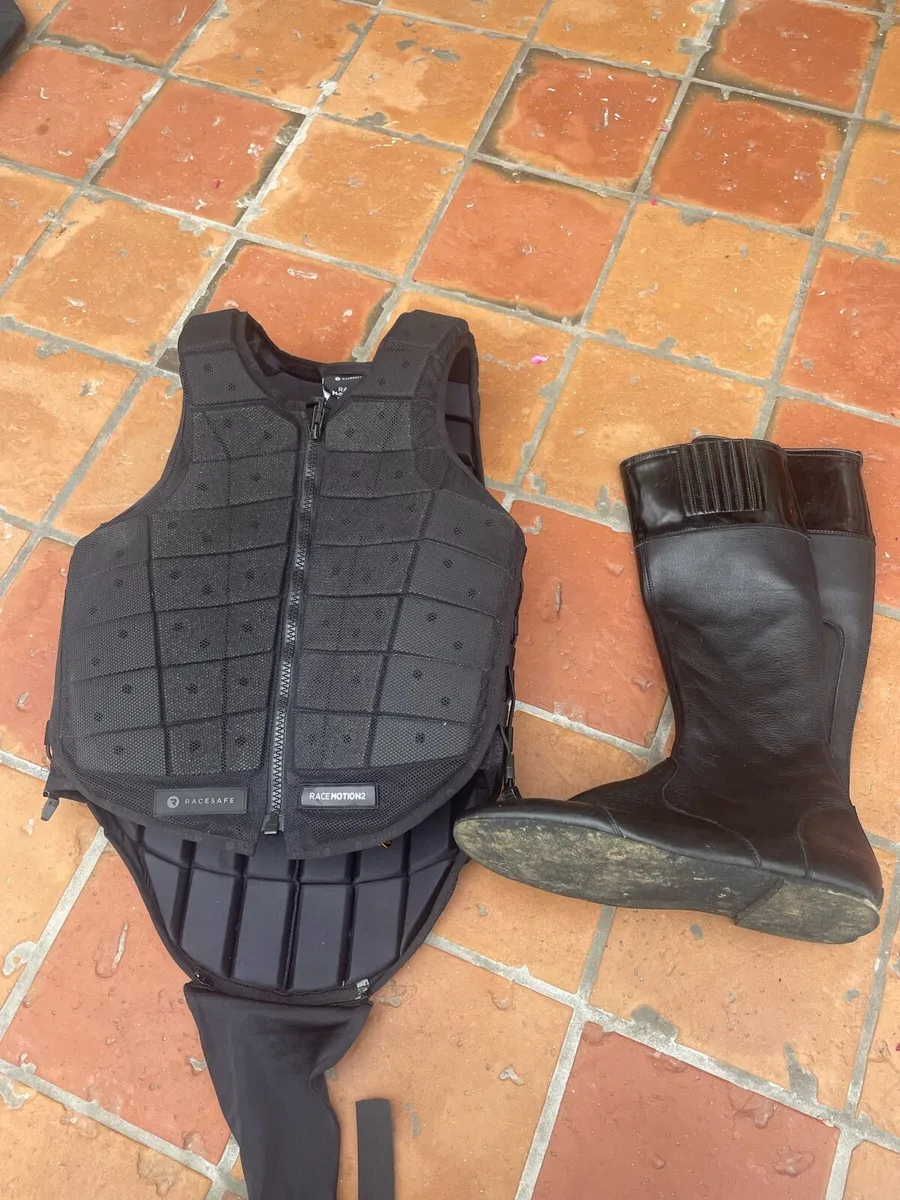 Jockey back protector, boots & breeches - Image 1