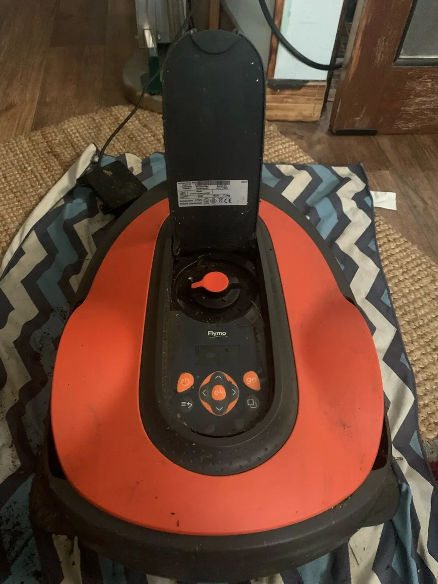 Robotic lawnmower: Flymo Easilife 800 - Image 1