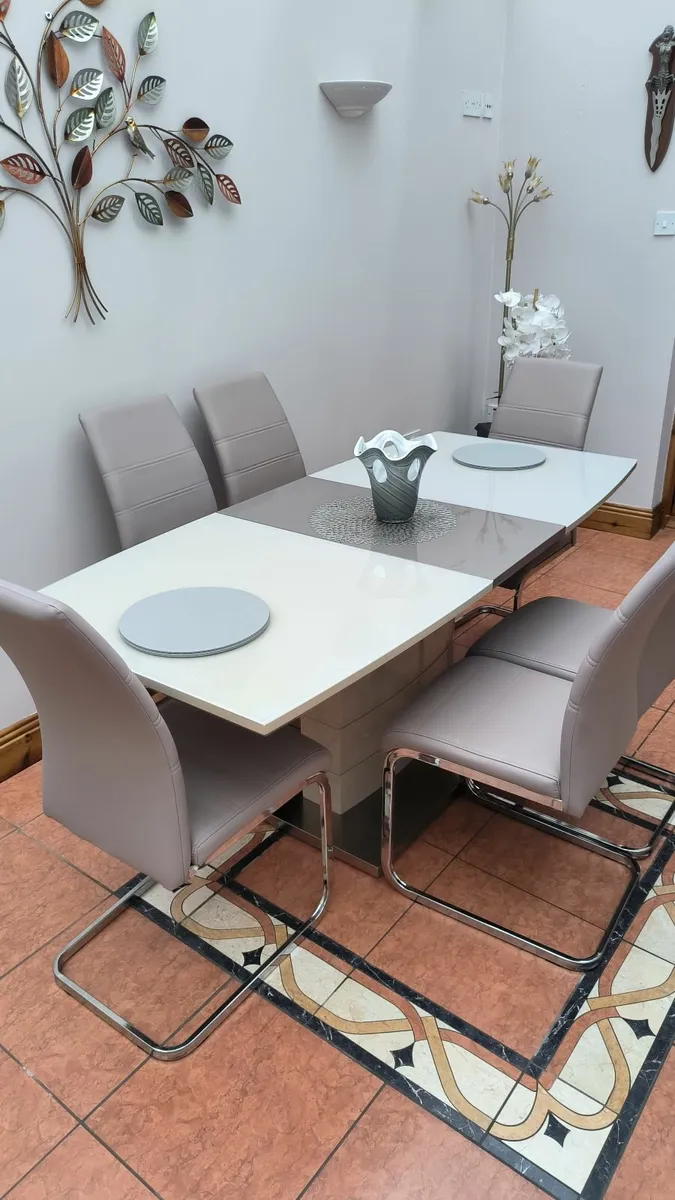 Dining table and chairs - Image 1
