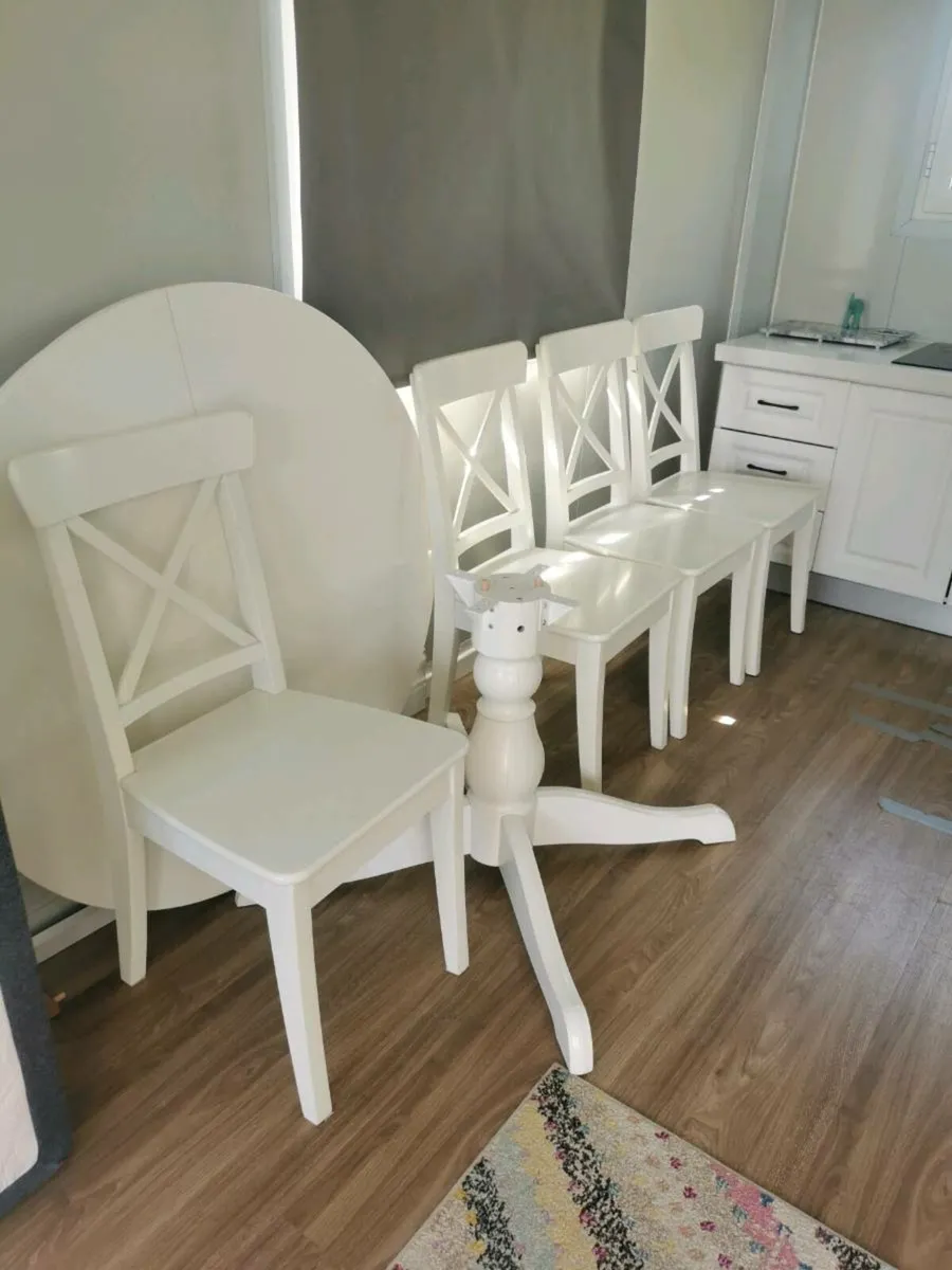 Table and chairs - Image 1