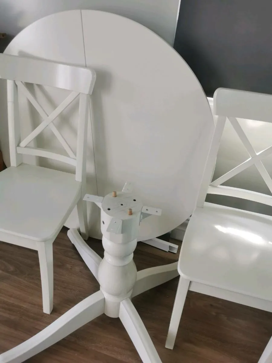 Table and chairs - Image 2