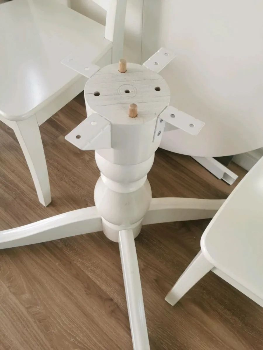 Table and chairs - Image 3