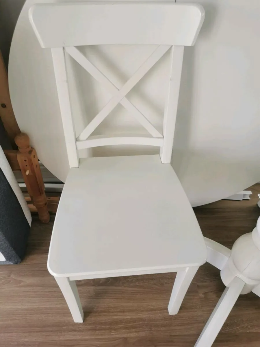 Table and chairs - Image 4