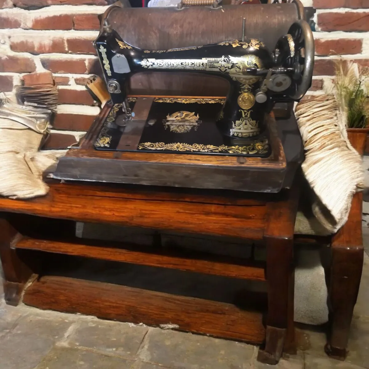 1920s Singer with bentwood case - Image 1