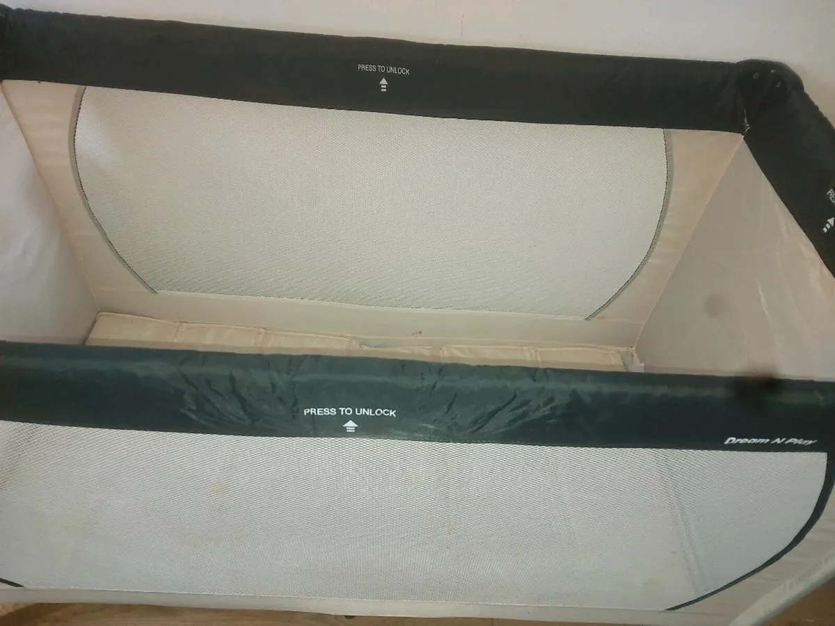 Hauck travel cot like new - Image 2