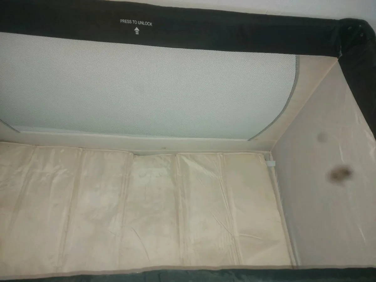 Hauck travel cot like new - Image 3