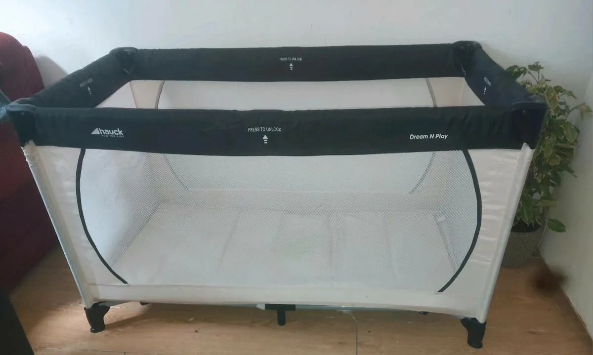 Hauck travel cot like new - Image 4