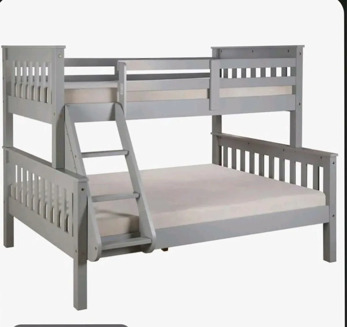 Triple bunk bed