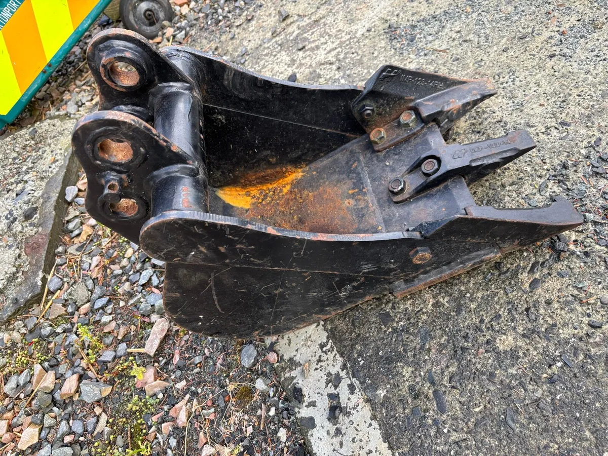 1.5 2tonne digger buckets - Image 1