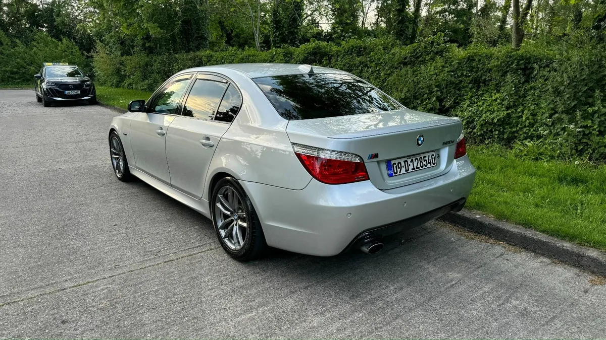 BMW 5-Series 2009 - Image 2