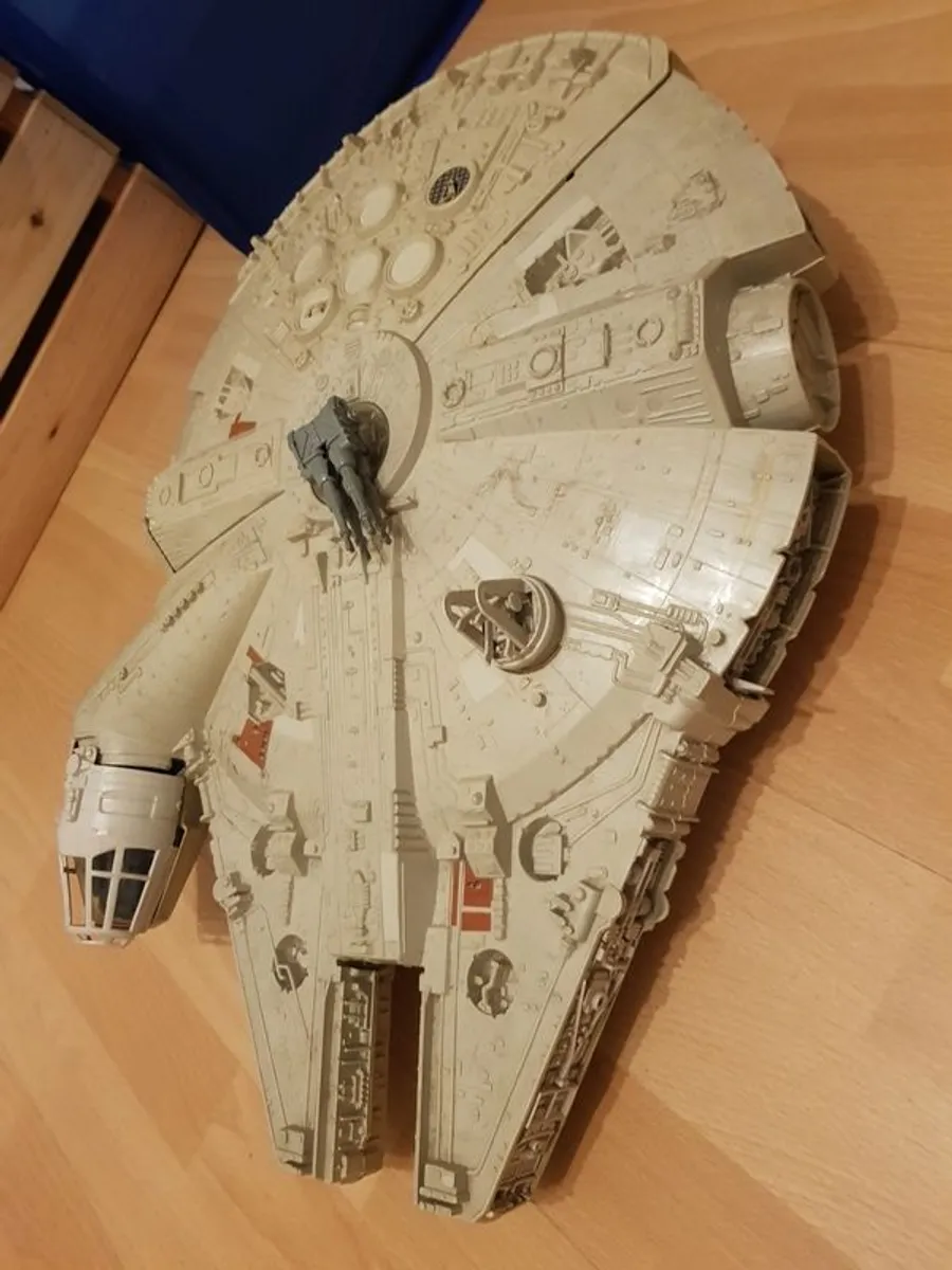 Millennium Falcon & AT-AT - Image 1