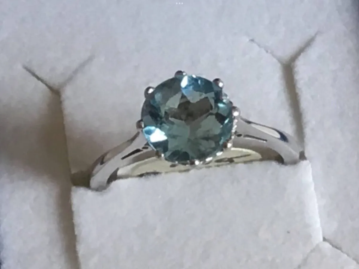 NEW LOVELY 18ct WHITE GOLD LARGE TOPAZ RING - Image 1