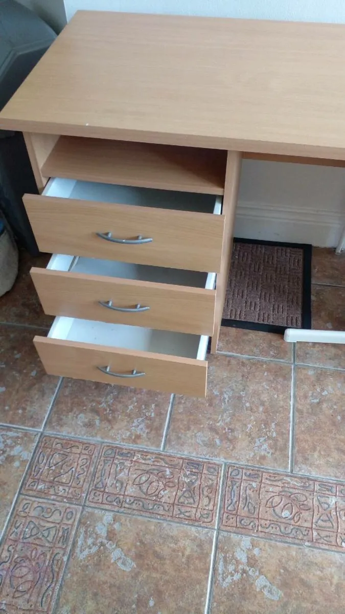 School desk - Image 1