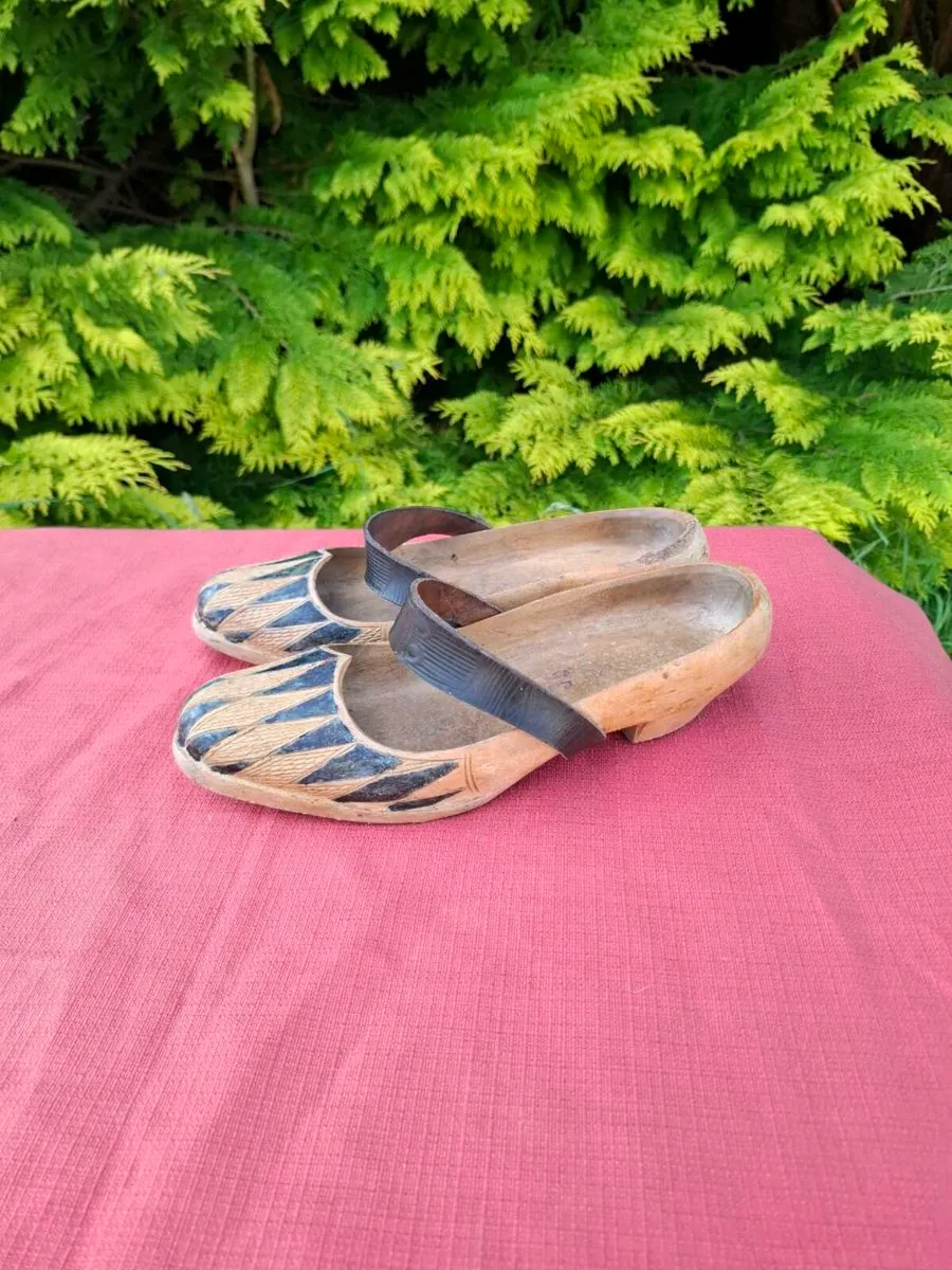 Size 3 wood clog possible to post - Image 1