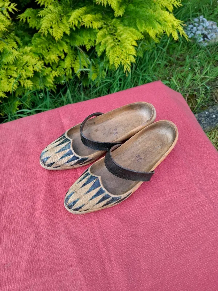 Size 3 wood clog possible to post - Image 2