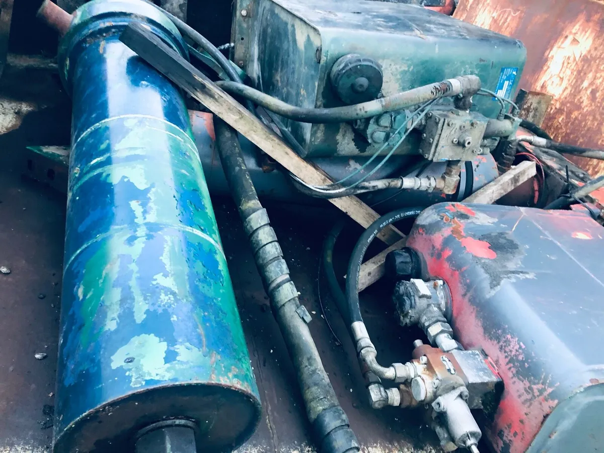 Tipping rams and tipper body - Image 1