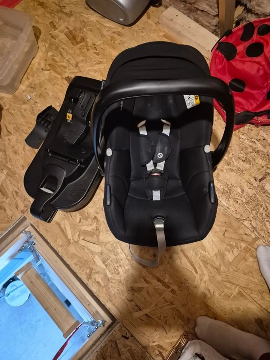 Maxi cosy Baby car seat and Isofix - Image 2