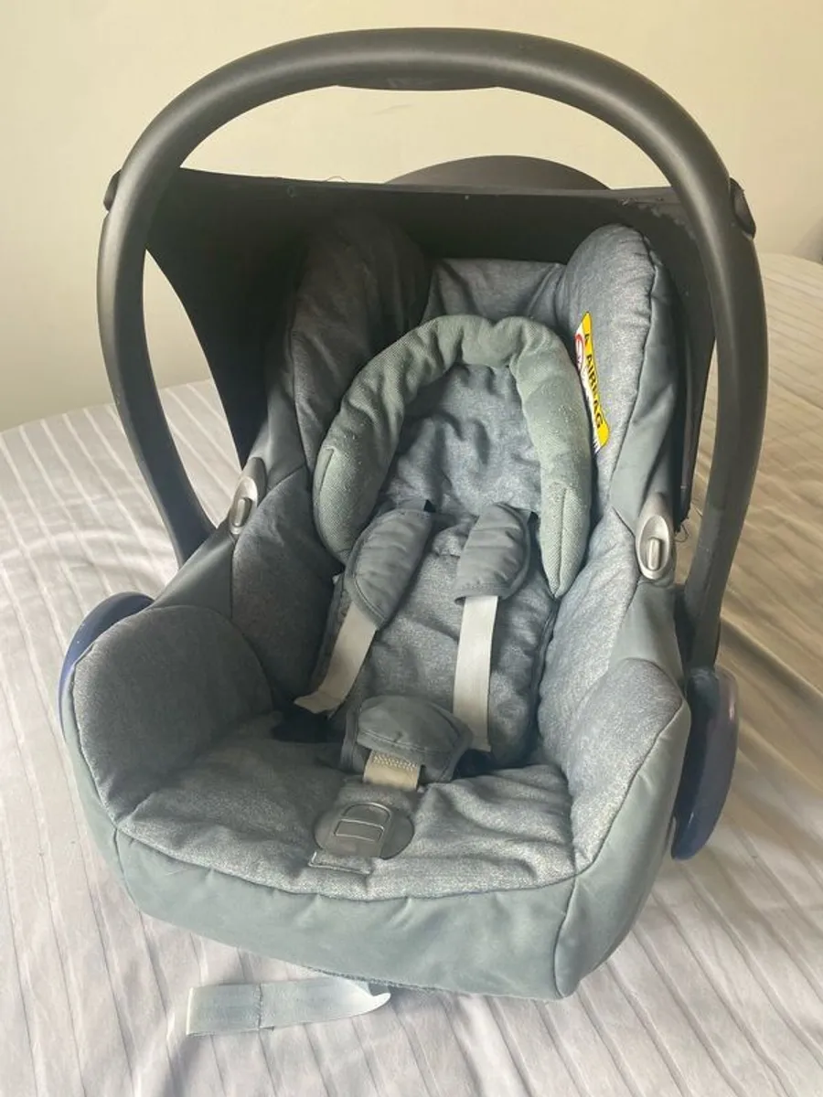 maxi cosi car seat and isofix - Image 1