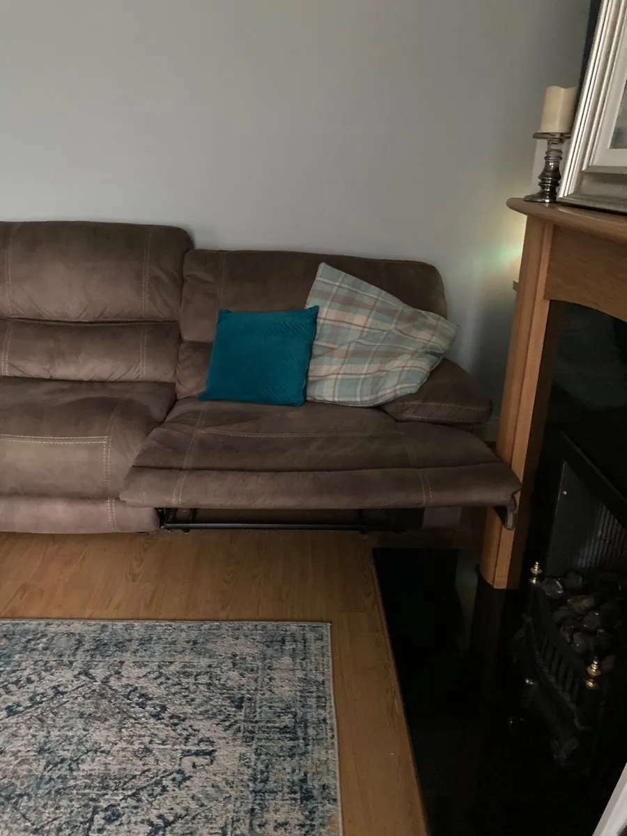 Corner sofa with 2 recliner seats at either end - Image 1