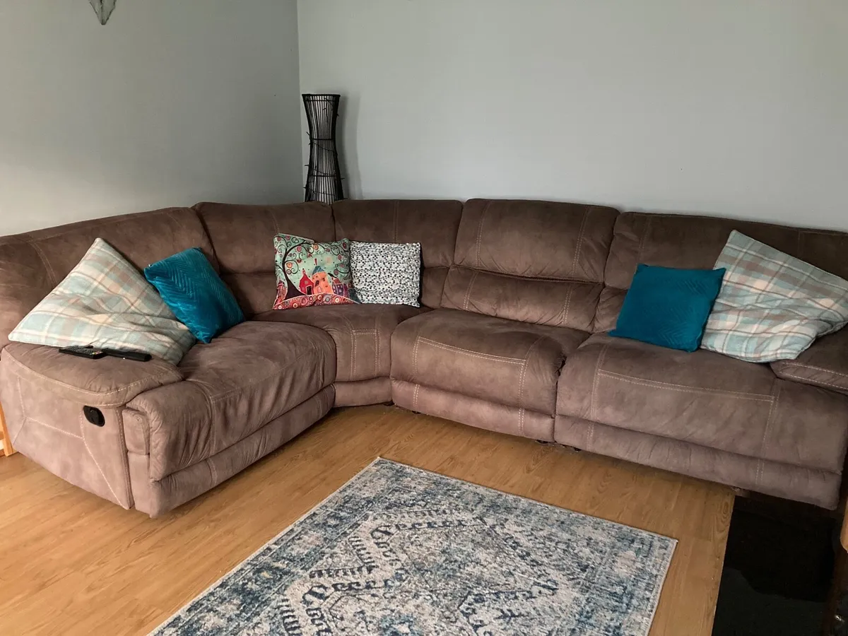 Corner sofa with 2 recliner seats at either end - Image 2