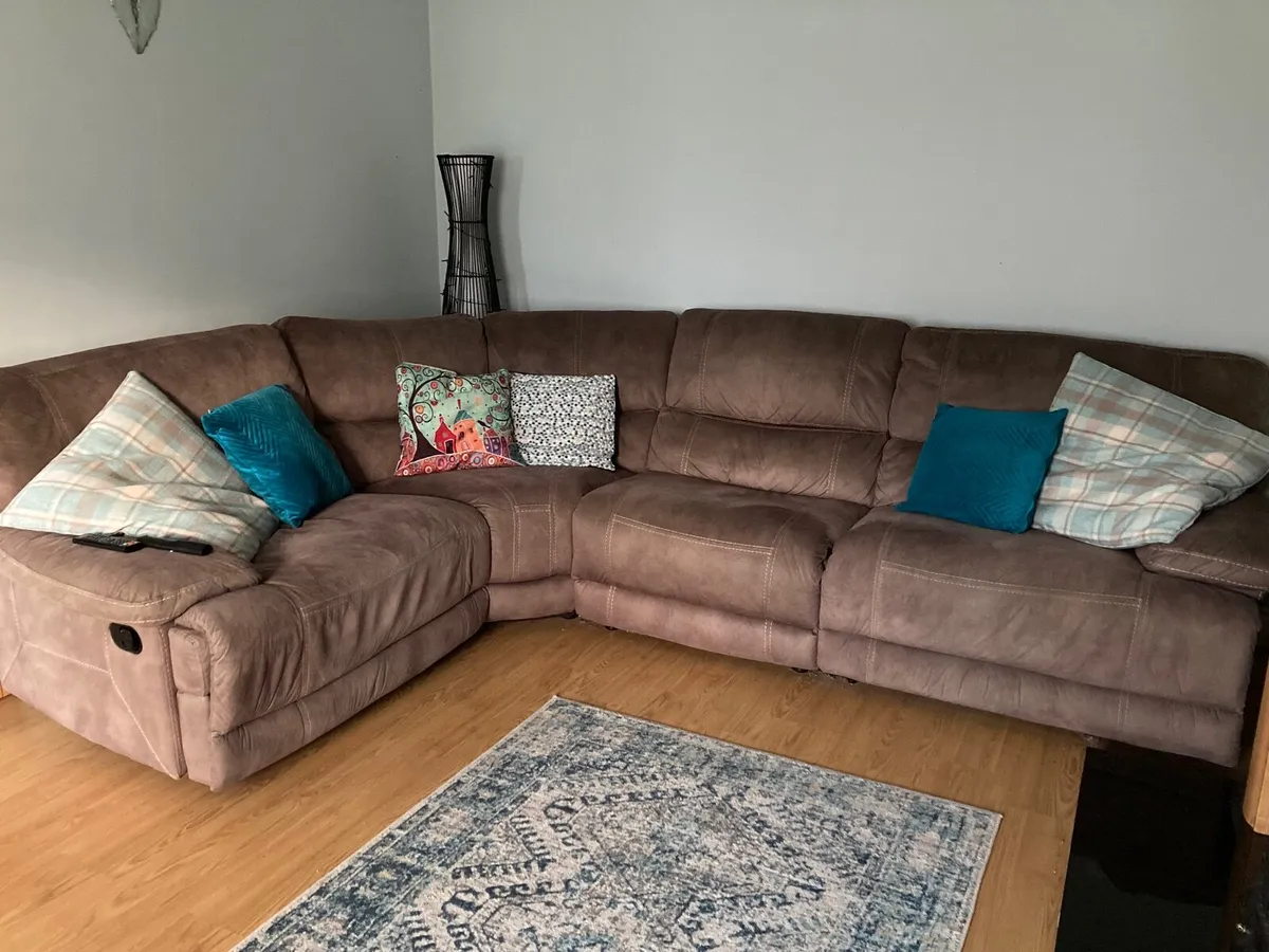 Corner sofa with 2 recliner seats at either end - Image 3