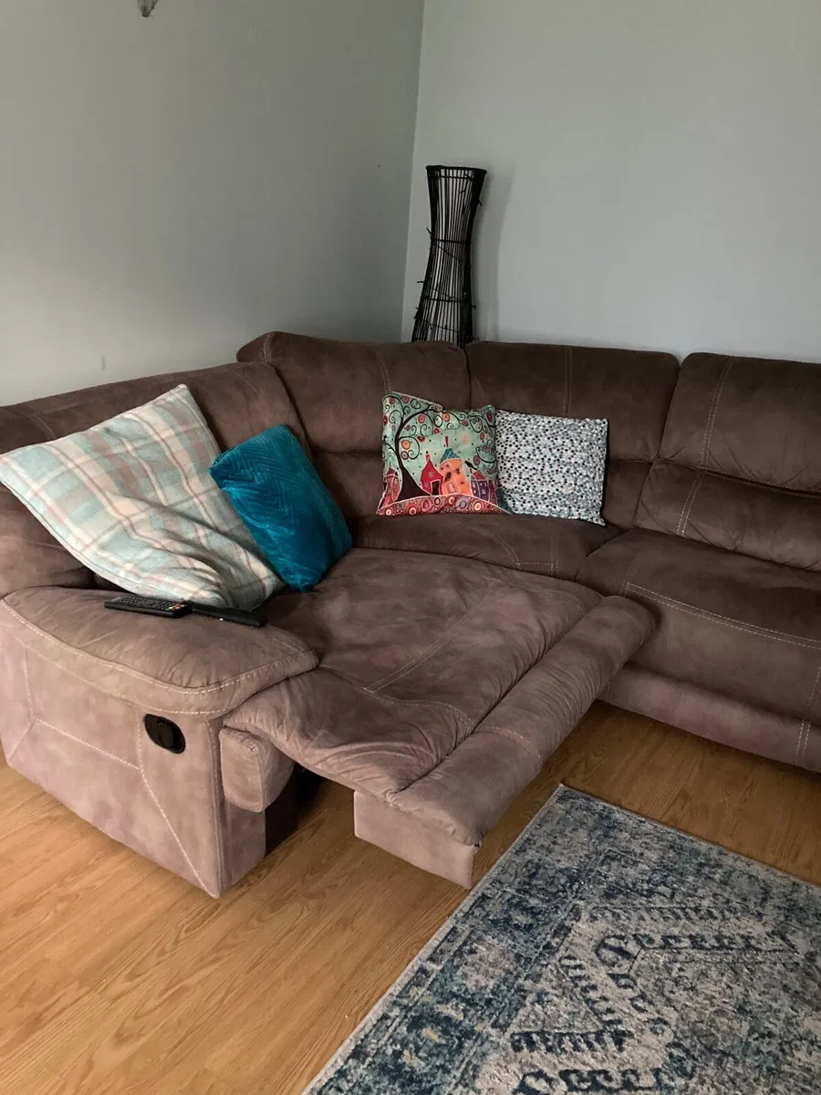 Corner sofa with 2 recliner seats at either end - Image 4