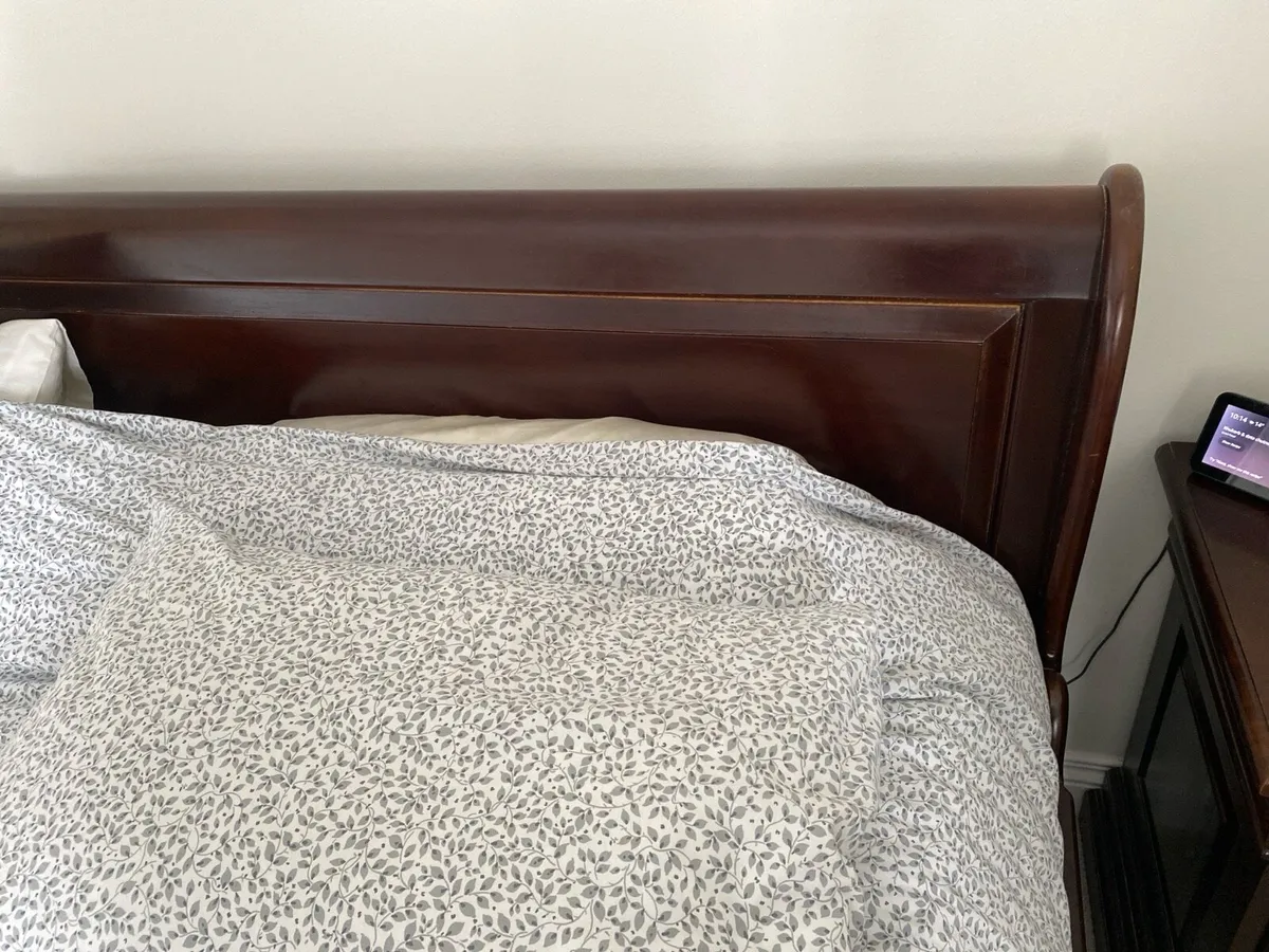Sleigh bed and two lockers - Image 3
