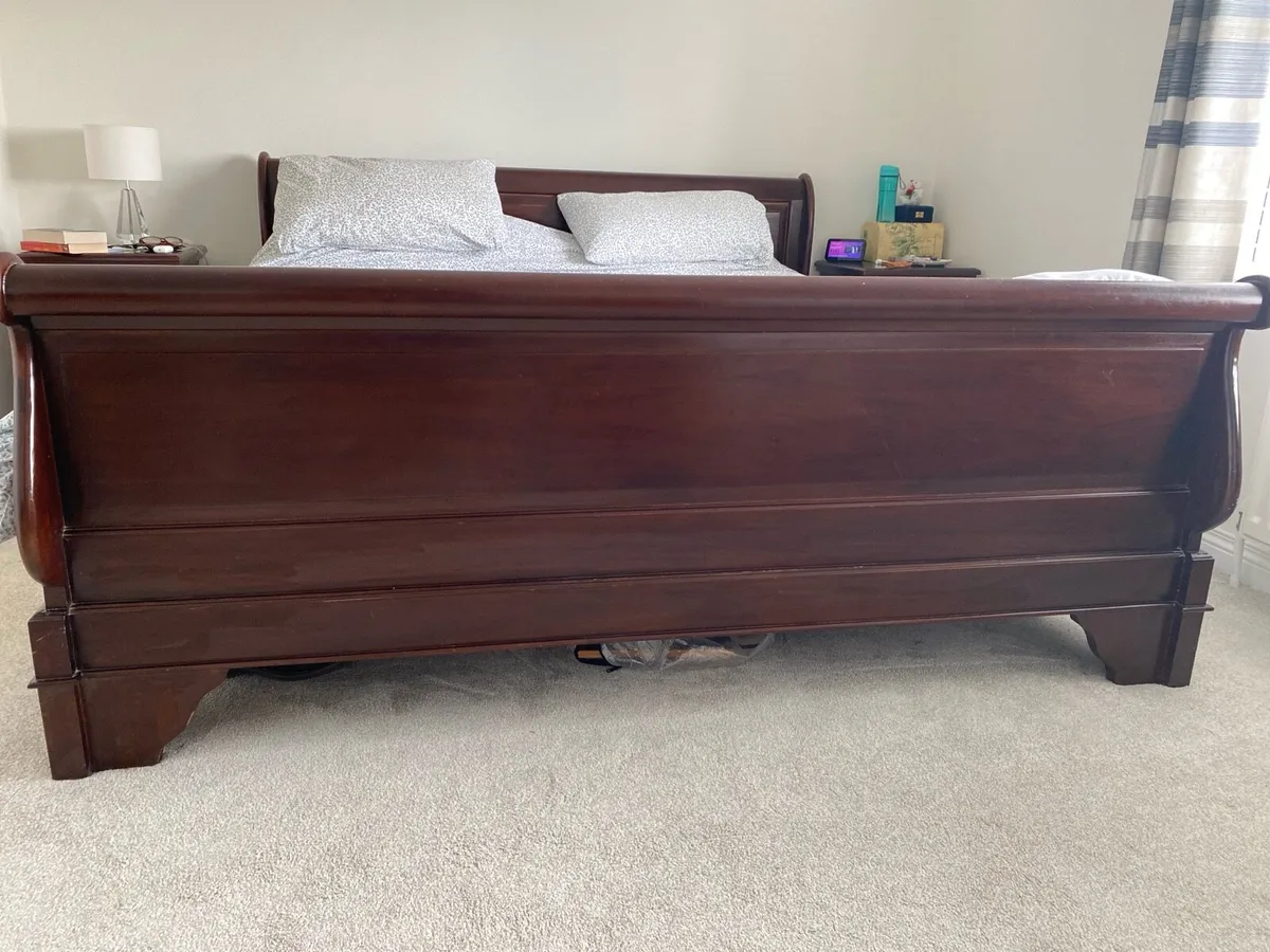 Sleigh bed and two lockers - Image 4