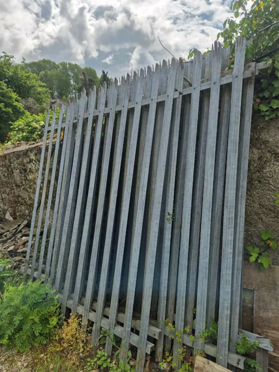 Palisade galvanised security fencing - Image 1