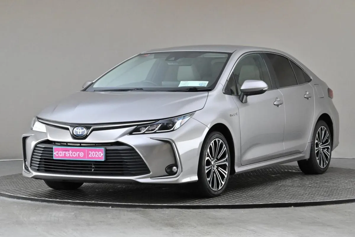 Toyota Corolla 1.8 Hybrid Luna Sport  2tone Inter - Image 3