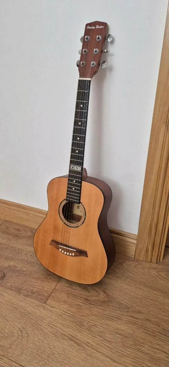 Lamp shade, book shelf, guitar - Image 4