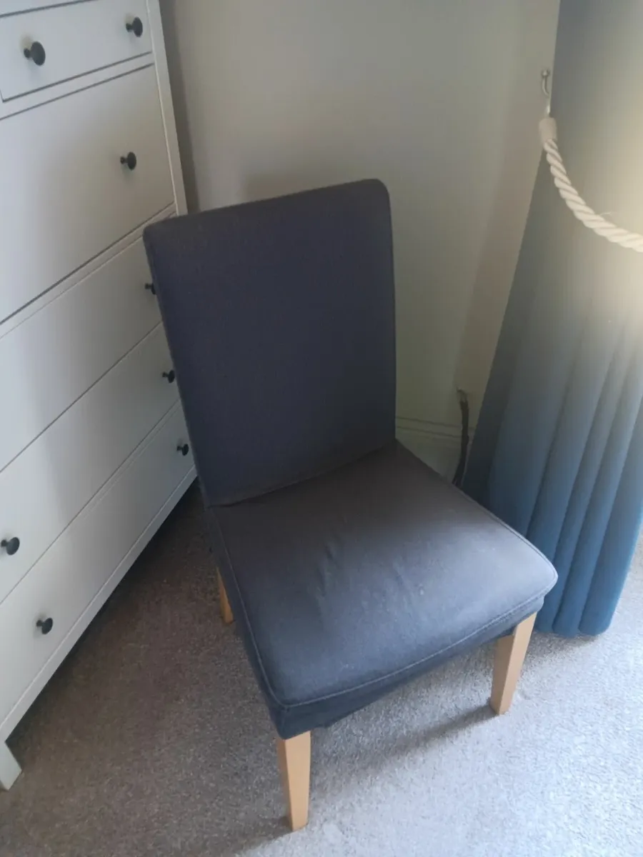Pair of Matching Chairs, 60 euro - Image 1