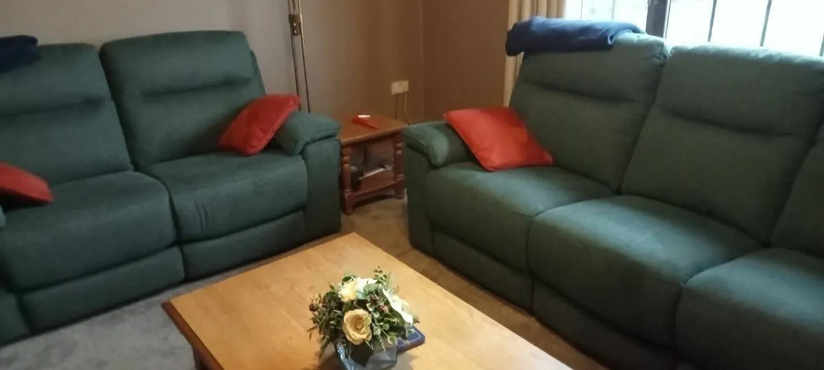 FOR SALE: Bentley Fabric 2 & 3 Seater Electric Rec - Image 2