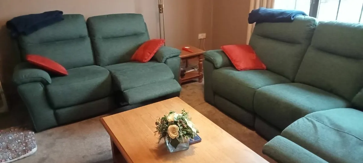 FOR SALE: Bentley Fabric 2 & 3 Seater Electric Rec - Image 1