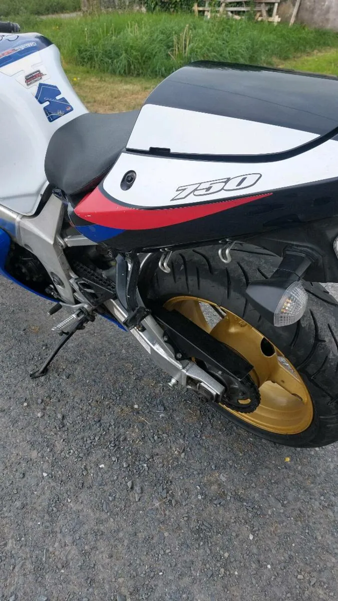 Suzuki gsxr k1 750 - Image 2