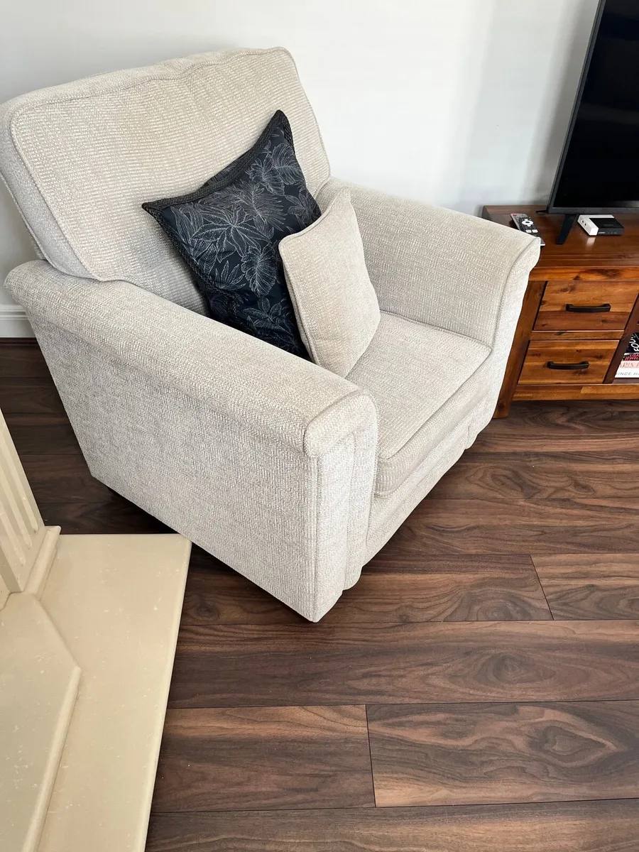 Couch and single chair - Image 2