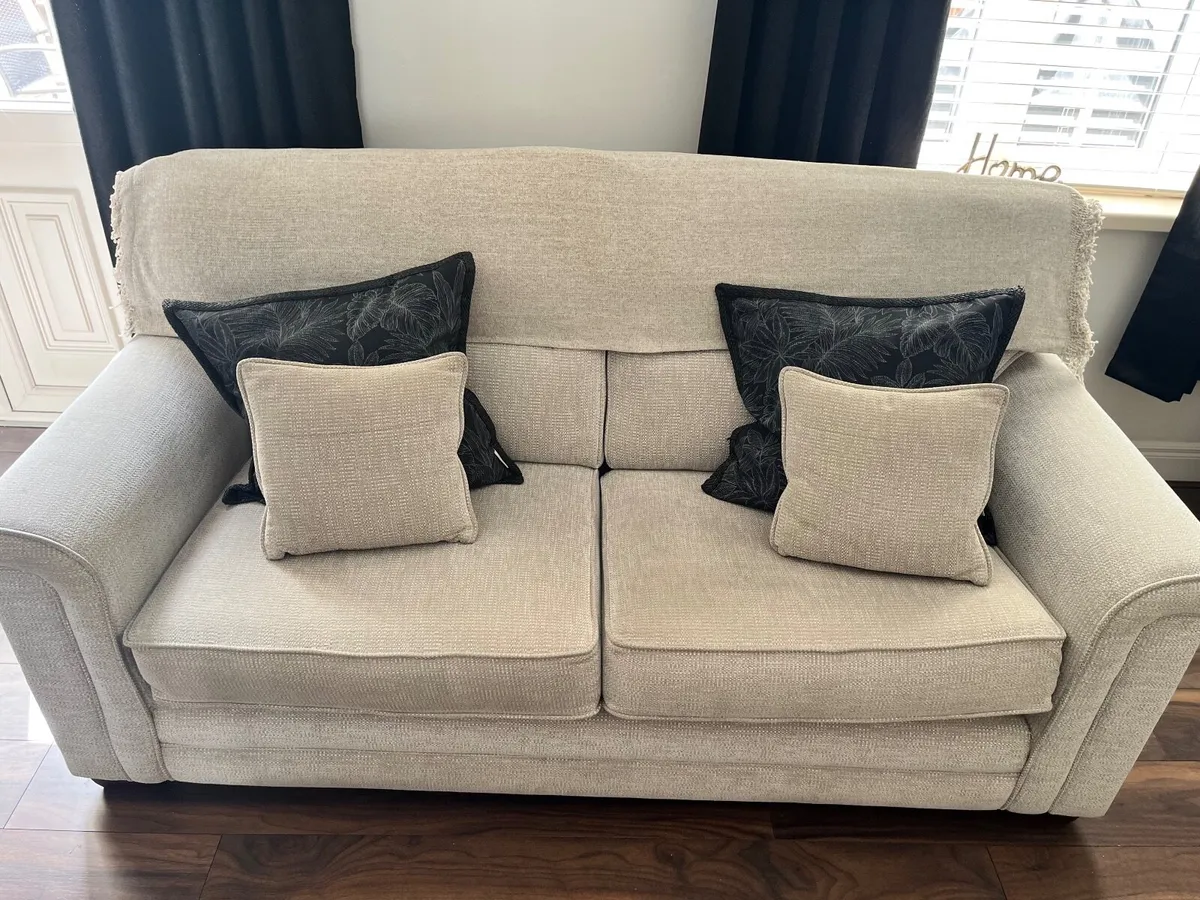 Couch and single chair - Image 3