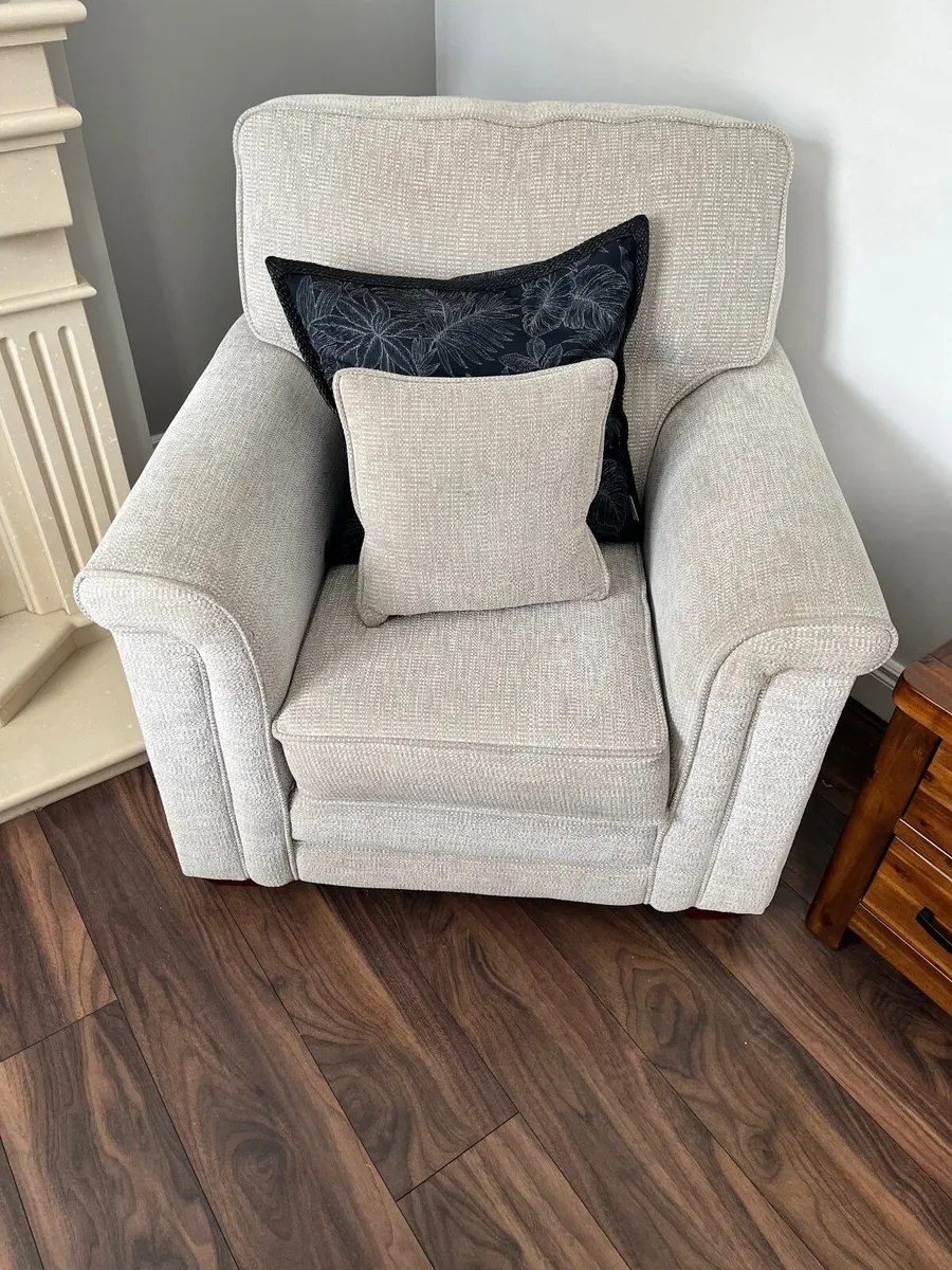 Couch and single chair - Image 4