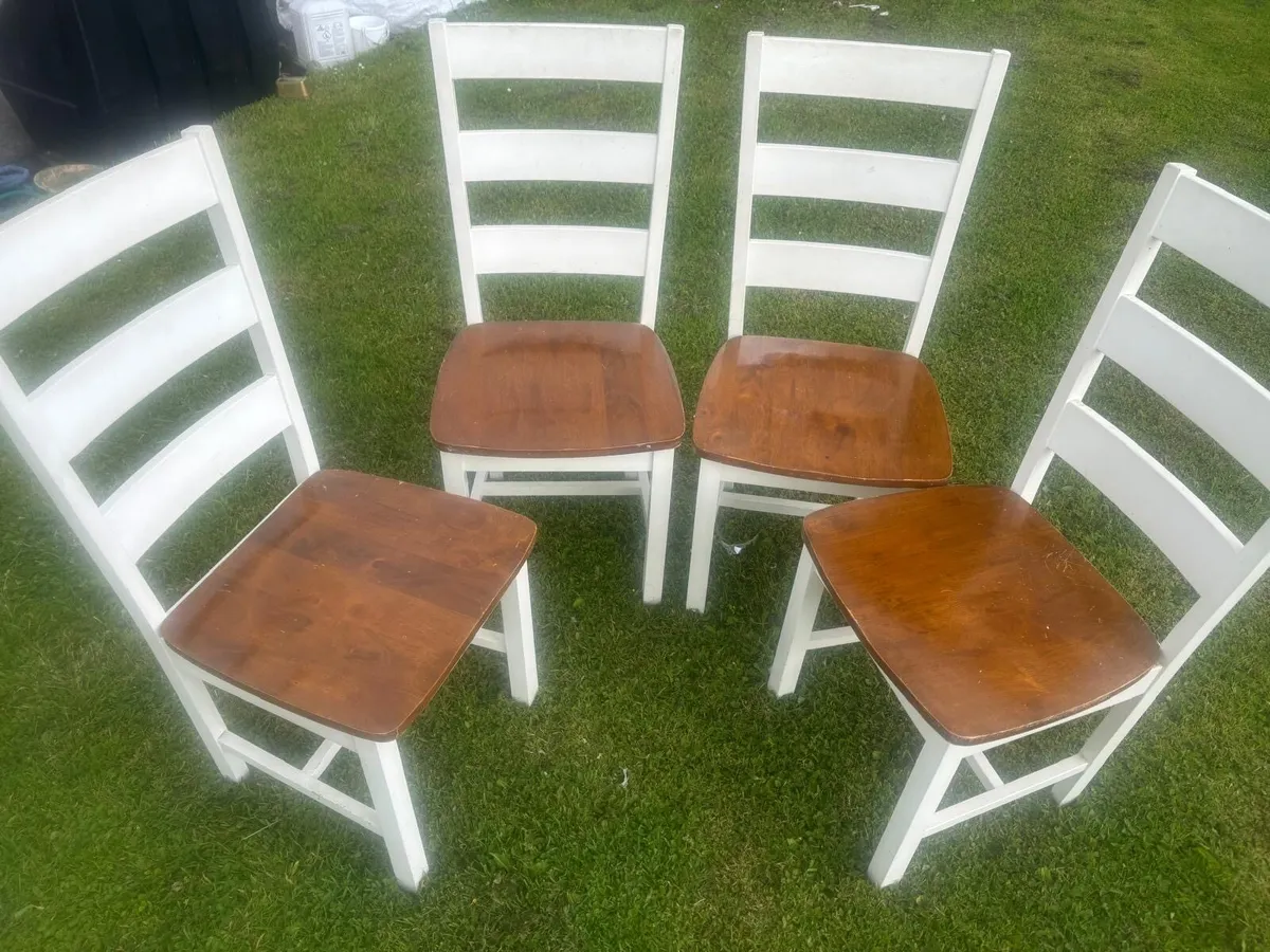Extendable Table and 4 chairs - Image 1
