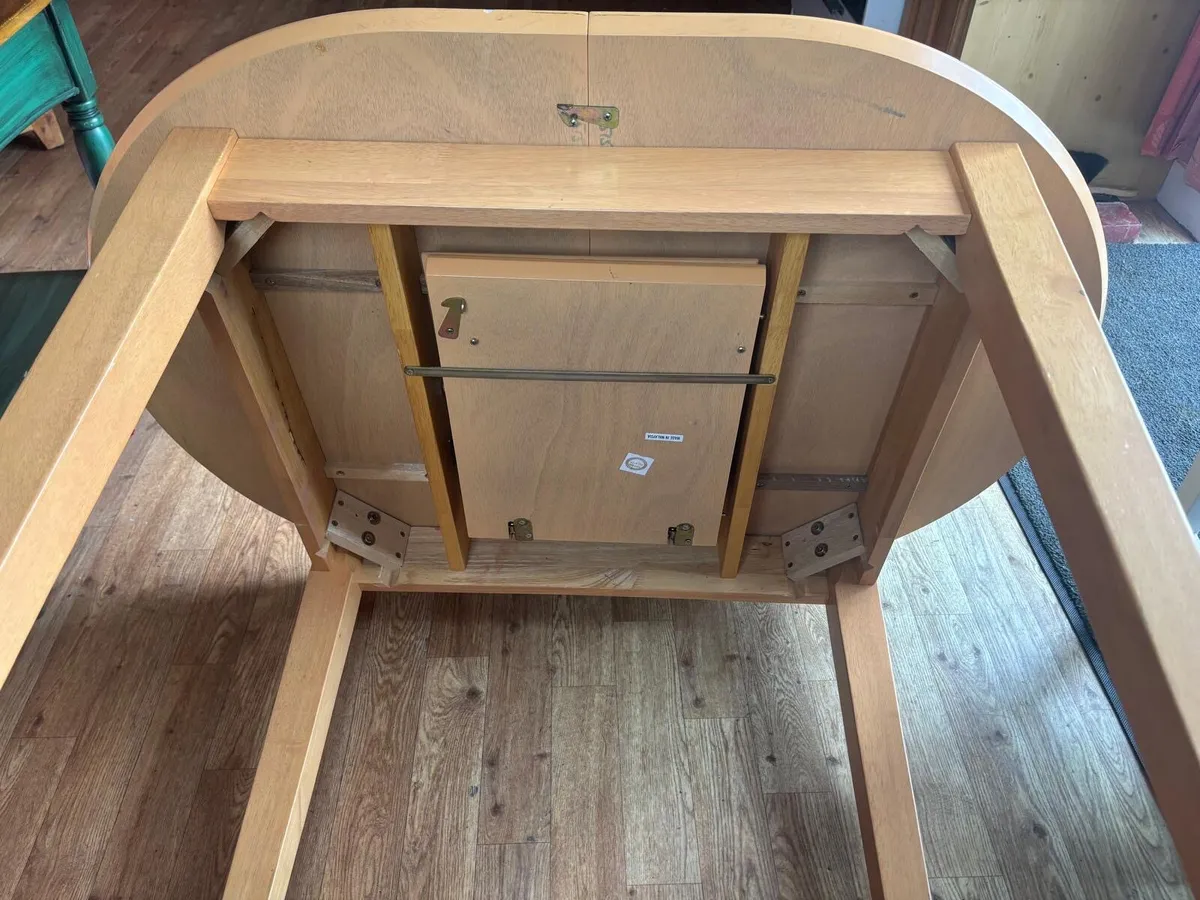 Extendable Table and 4 chairs - Image 4