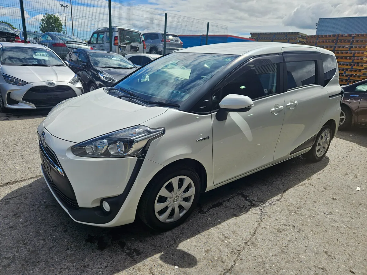 2017 Toyota Sienta Hybrid Auto/ 7 seater - Image 3