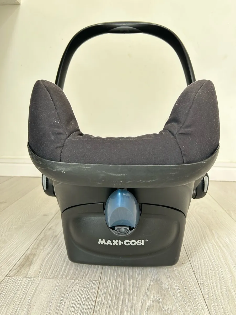 Maxi Cosi Car Seat & Isofix Base - Image 4