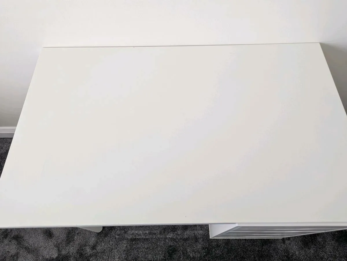 White computer desk with drawers - Image 3