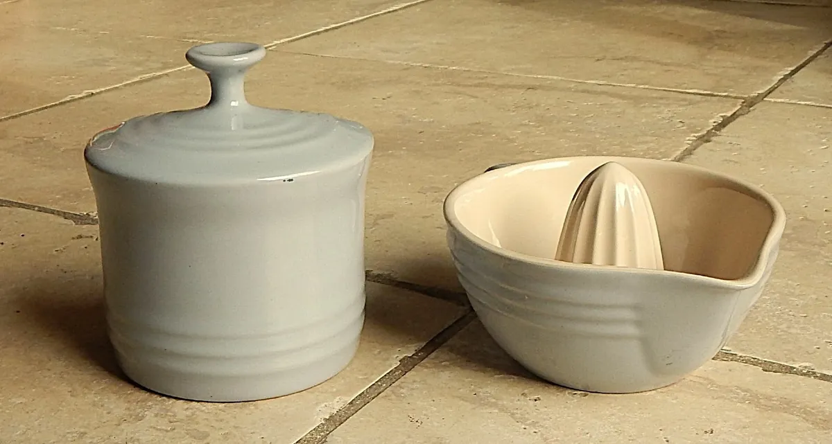 Le Creuset Sea Salt Citrus Juicer & Salt Crock - Image 3